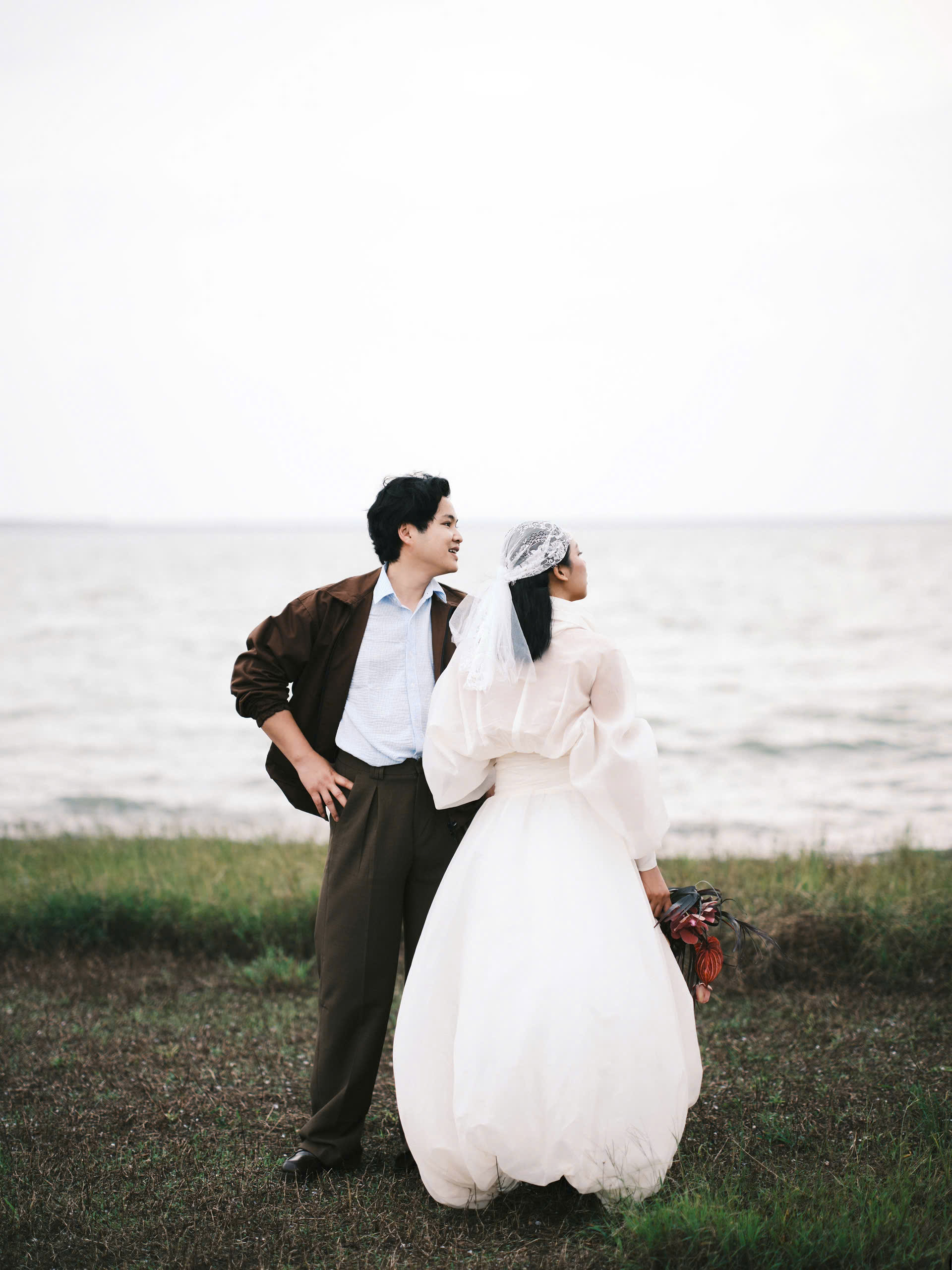 Ảnh cưới của Tín và Lý bên bờ biển