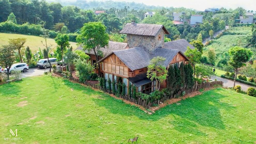 Melorita Làng Châu Âu — villa mái tranh giữa bãi cỏ rộng, Hòa Lạc